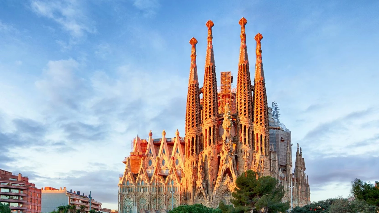 Summer Vacation in Barcelona – Beaches & Gaudí Architecture