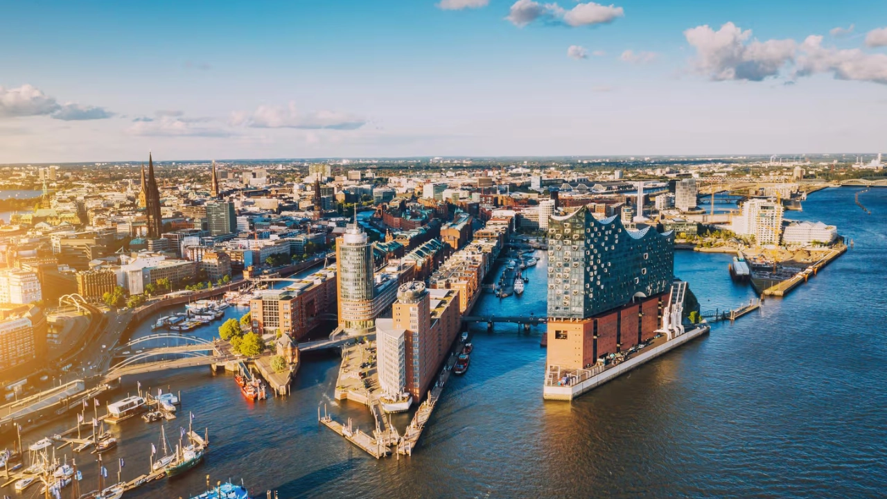 Summer Vacation in Hamburg – Harbor City with Summer Vibes