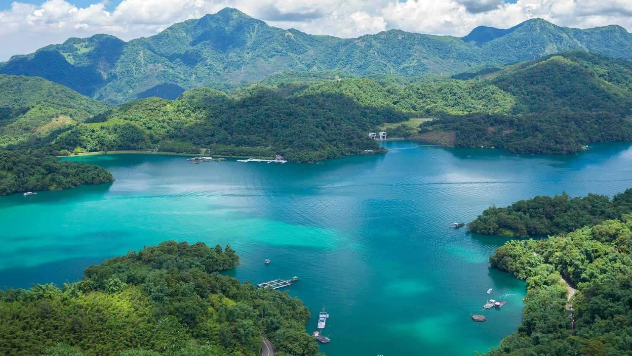 Summer Vacation in Sun Moon Lake – Scenic Relaxation